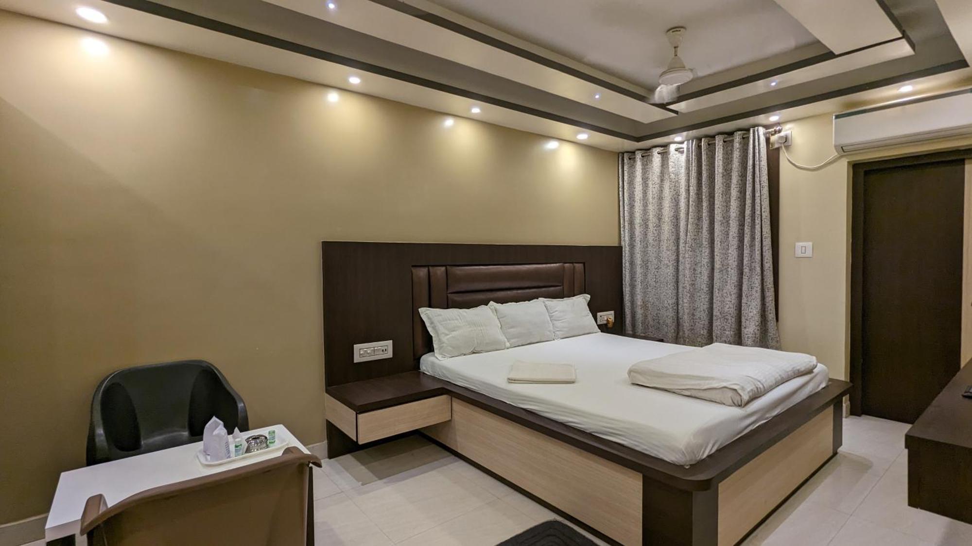 Hotel Binapani Deluxe 1 Tarapith Bagian luar foto